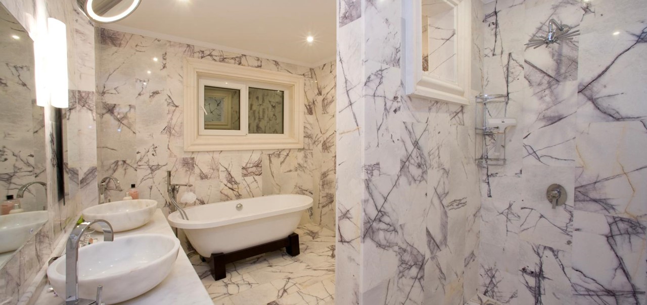 En-suite marble bathroom with double basins